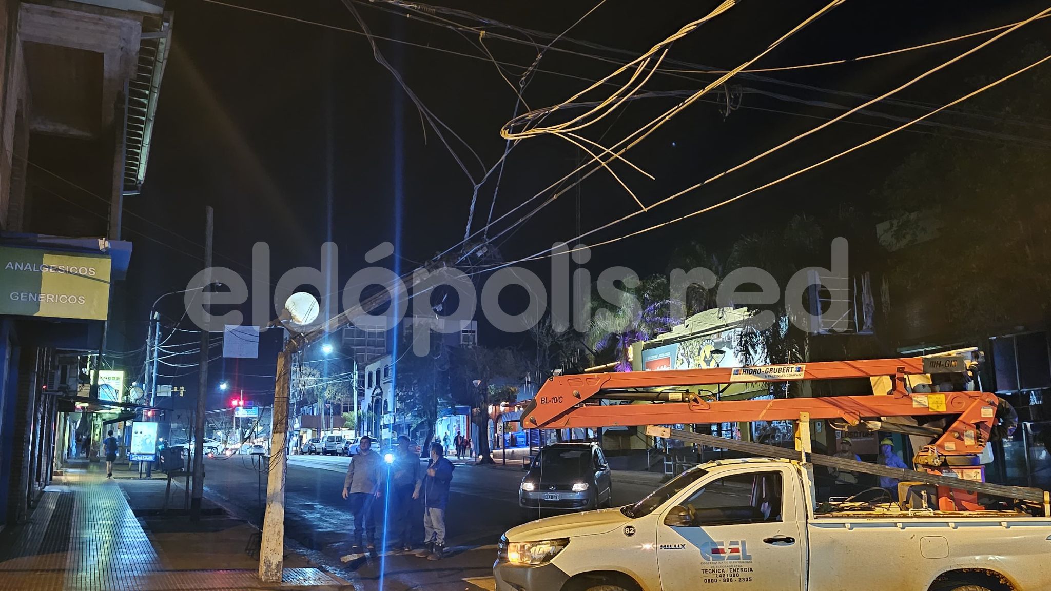 Colectivo derribó un poste de luz en el kilómetro 9 de Eldorado - Imagen 1